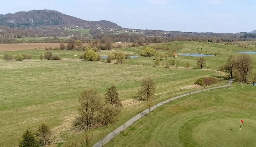 První jamky ke hře na zimní greeny